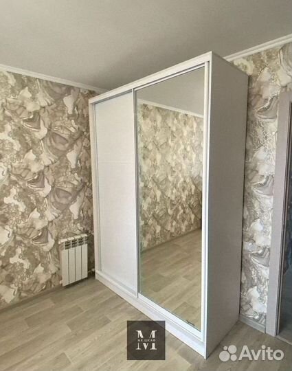 Шкаф с зеркалом