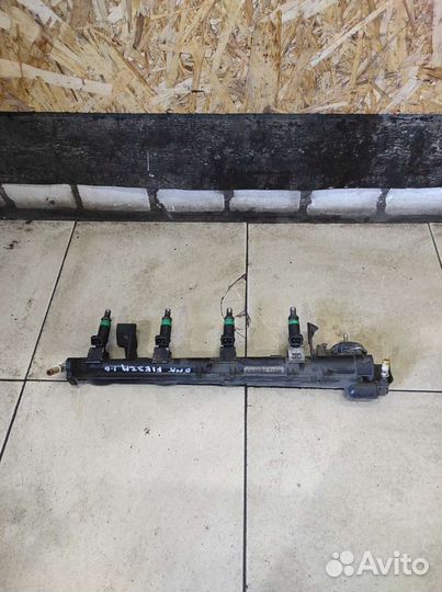 Рампа топливная с форсунками Ford Fiesta MK5 fyja