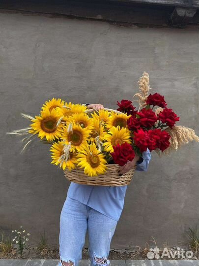 Подсолнухи и ажурные розы в корзине