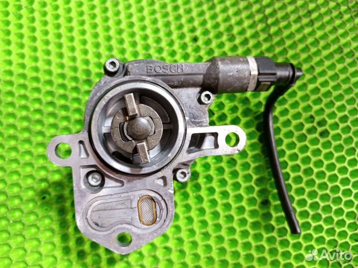 Насос вакуумный Peugeot 206