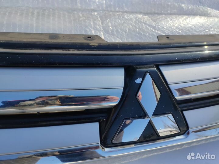 Решетка радиатора Mitsubishi Outlander оригинал
