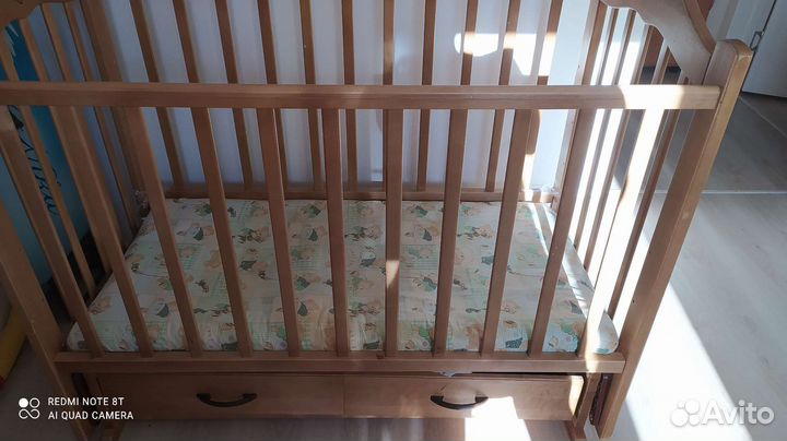Детская кроватка с маятником с ящиком и матрасиком