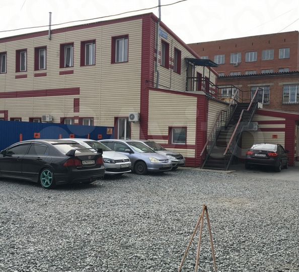 Земля (1914 м²) с офисным зданием, 539.8 м²