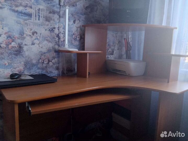 Компьюторный стол и телевизор