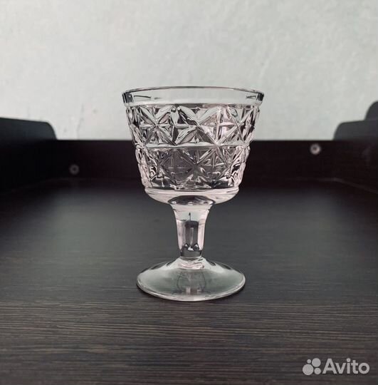 Рюмка стеклянная на ножке