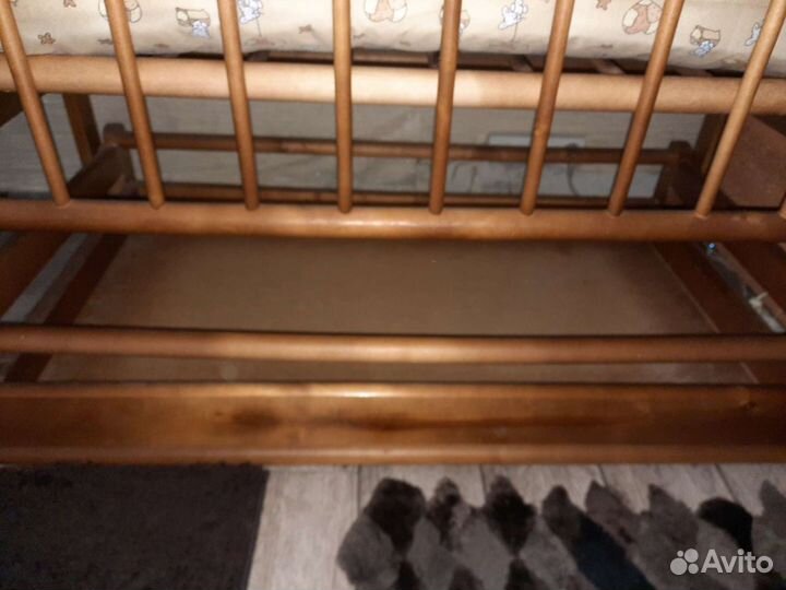 Детская кроватка с маятником и ящиком