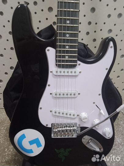 Электрогитара с чехлом