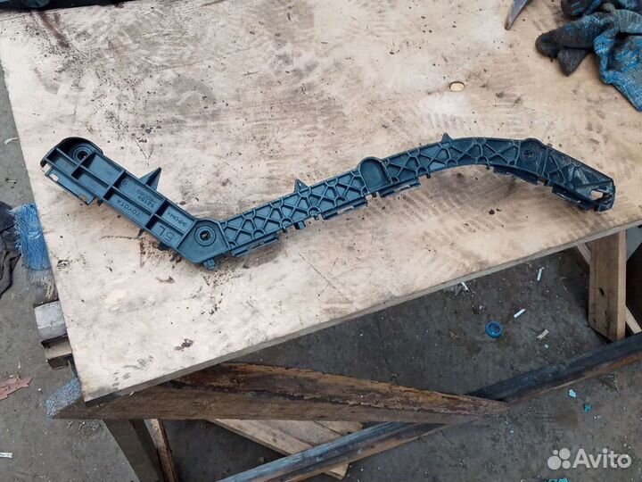 Кронштейн бампера задний левый Toyota Land Cruiser