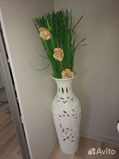 Ваза напольная с искусственными цветами