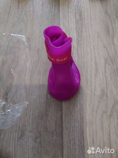 Игрушки, обувь и ошейник для собак