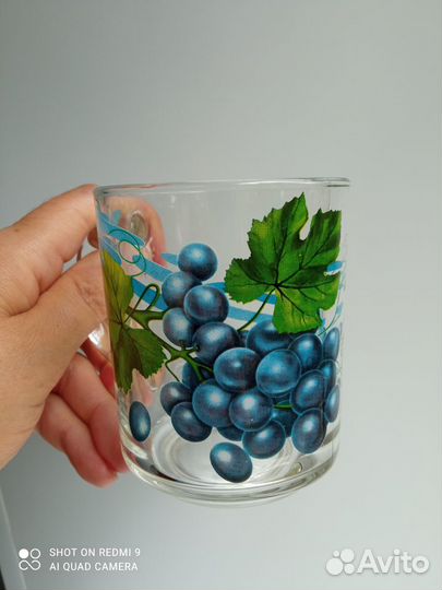 Стеклянные бокалы и стаканы, горшочек для мёда