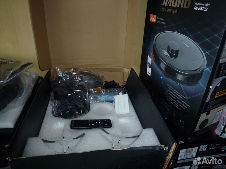 Робот пылесос Redmond RV-R670S