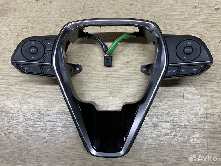 Блок кнопок руля Toyota Camry 75