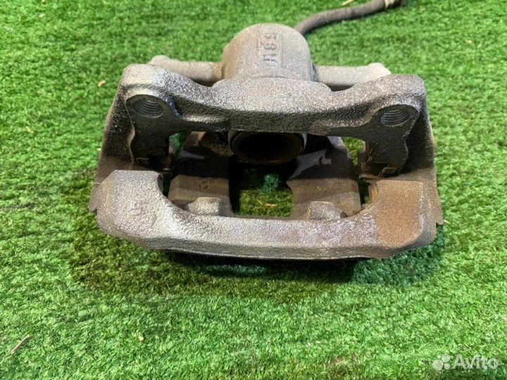 Суппорт тормозной (7) задний левый Toyota Sienta