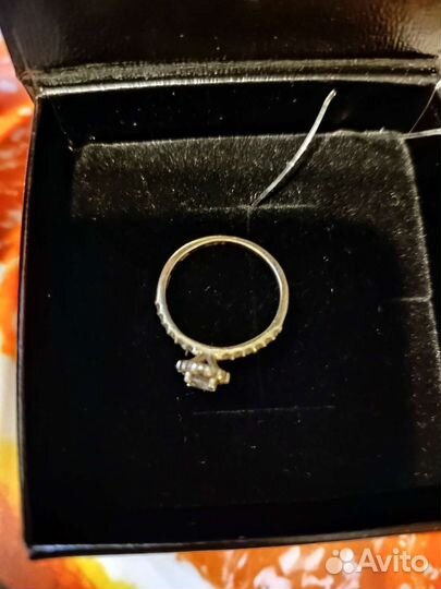 Кольцо с бриллиантом