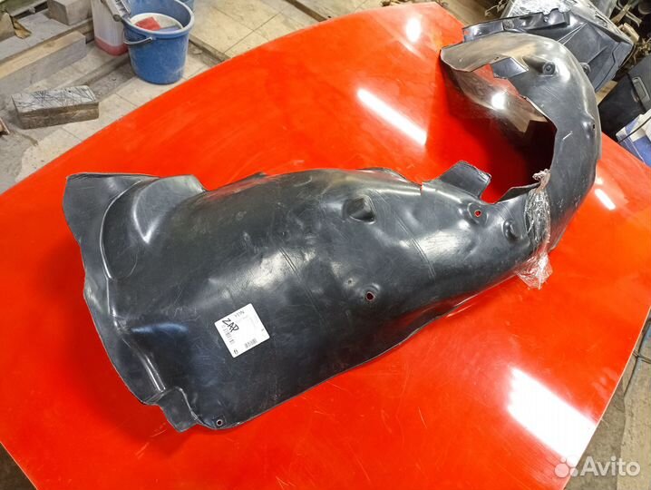 Подкрылок правый Peugeot 301 с дефектом