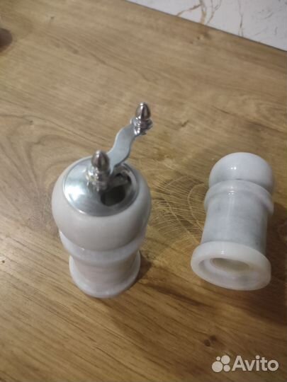 Солонка к и перечница с мельницей белый мрамор