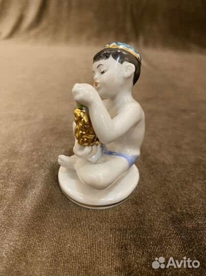 Мальчик с виноградом.лфз.Фарфор