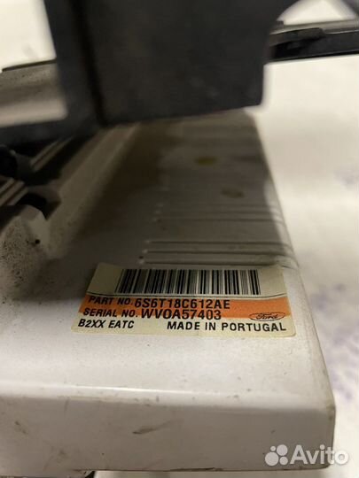 Консоль центральная на торпедо Ford Fusion