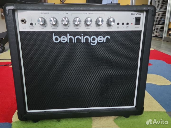 Гитарный комбоусилитель behringer HA-20R