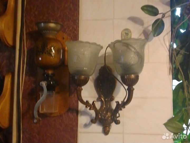 Светильник настенный старинный и две лампы