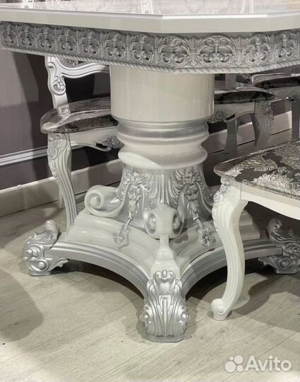 Стол и стулья