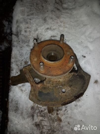 Поворотный кулак со ступицей на nissan almera