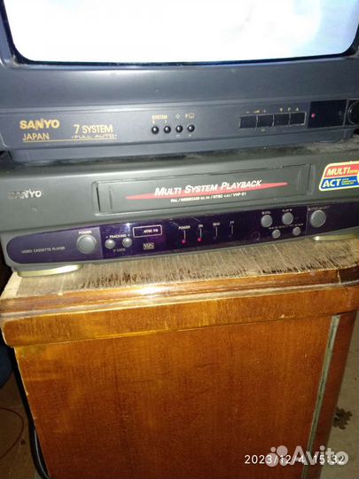 Видеомагнитофон и телевизор, 