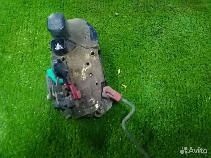 Замок двери задний левый Chrysler Intrepid 2