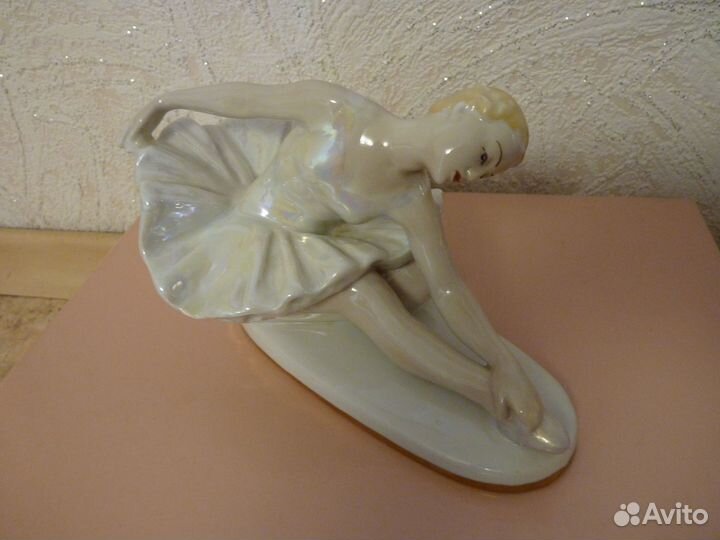 Фарфоровая статуэтка балерина 
