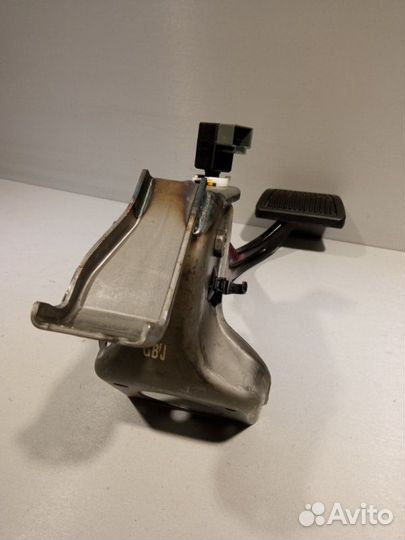 Педаль тормоза Hyundai Solaris седан G4FC 2011