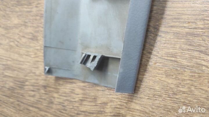 Накладка крышки багажника задняя Nissan Primera P