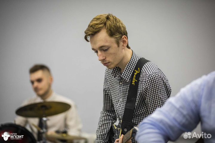 Репетитор по игре на гитаре