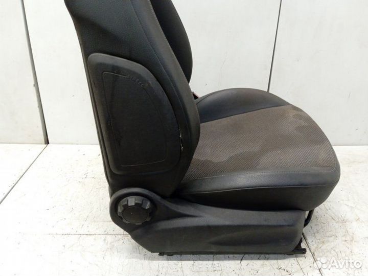 Сиденье переднее правое Opel Corsa D 2006-2010
