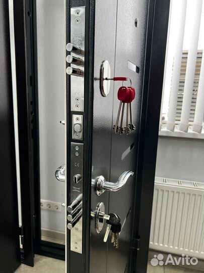 Входная дверь светлая Ника