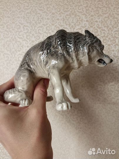 Фигурка волк