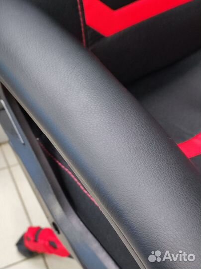 Кресло компьютерное игровое Бюрократ Zombie 10