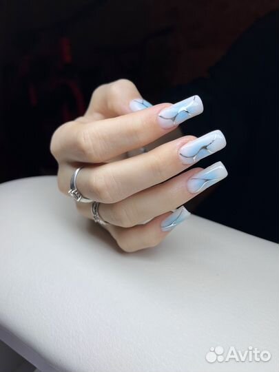 Модель на маникюр