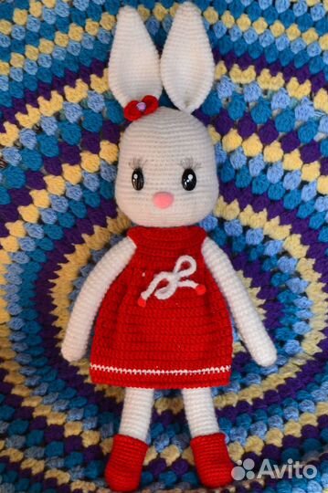 Вязаная игрушка Пасхальный заяц ручная работа