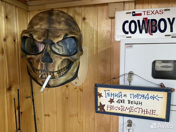 Вешалка для шлема виде черепа