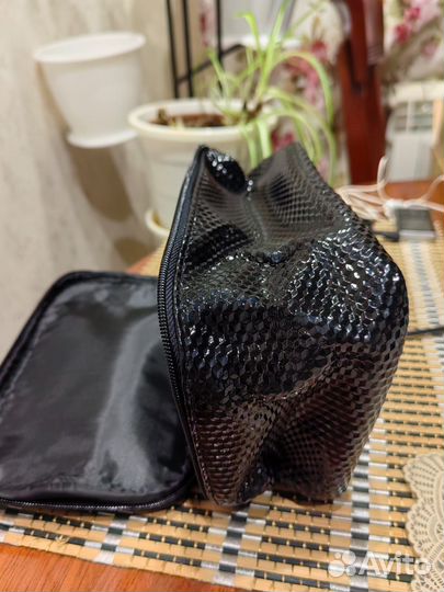 Косметички Avon