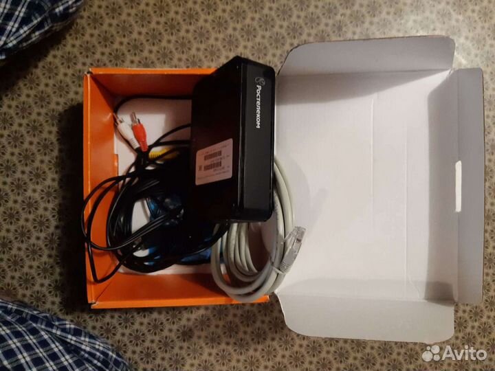 Приставка к телевизору и роутер