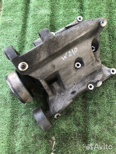 Кронштейн генератора Mercedes Двигатель M111