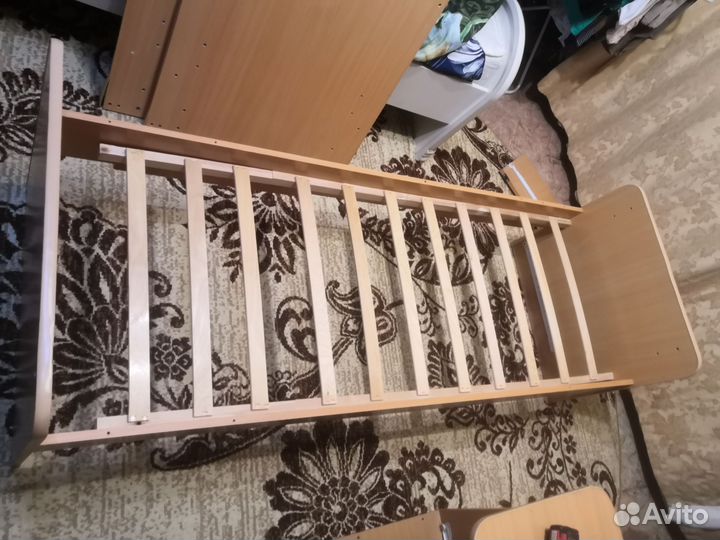 Детская кроватка с маятником и ящиком