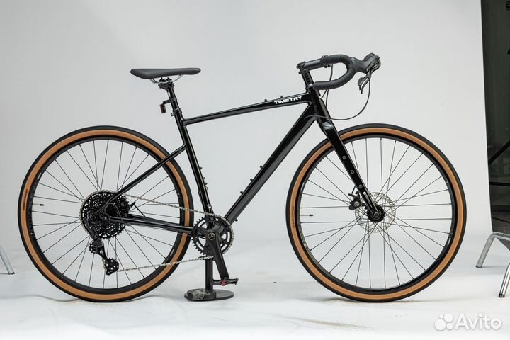 Гравийный велосипед на карбоновой вилке 700C