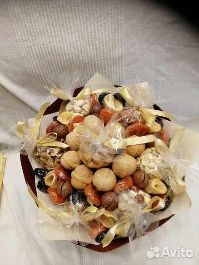 Букет из орехов