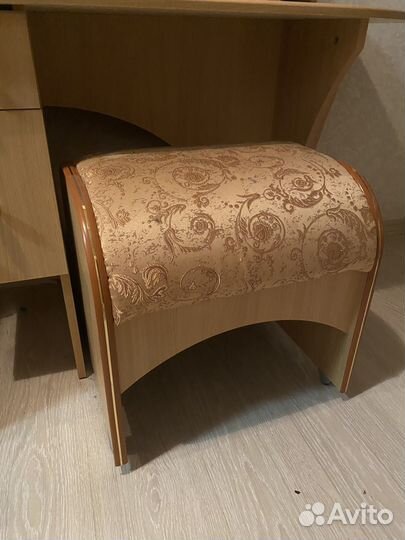 Туалетный столик с зеркалом