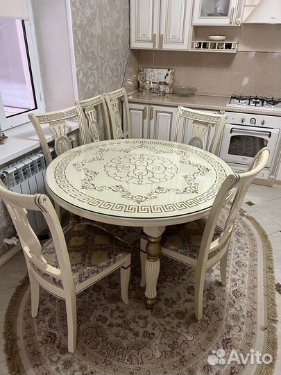 Кухонный стол и стулья