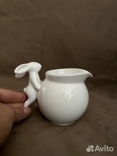 Молочник с кроликом фарфор claystreet