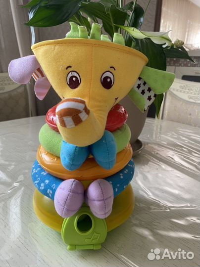 Пирамидка Слоник музыкальный Tiny love